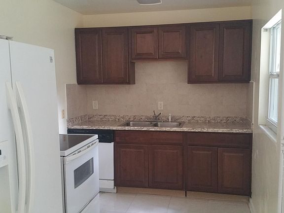 4th image of 334 Loma Pl
