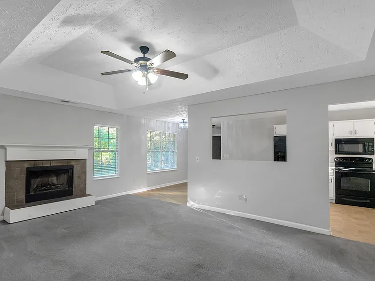 585 Mountainview Dr — Photo 3
