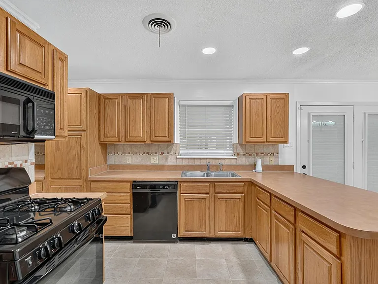 2539 Highwood Dr — Photo 9