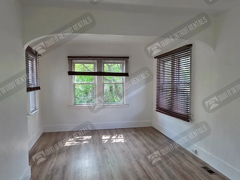 7455 Churchill St — Photo 15