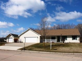 228 Maple Ridge Dr, Henderson, MN 56044