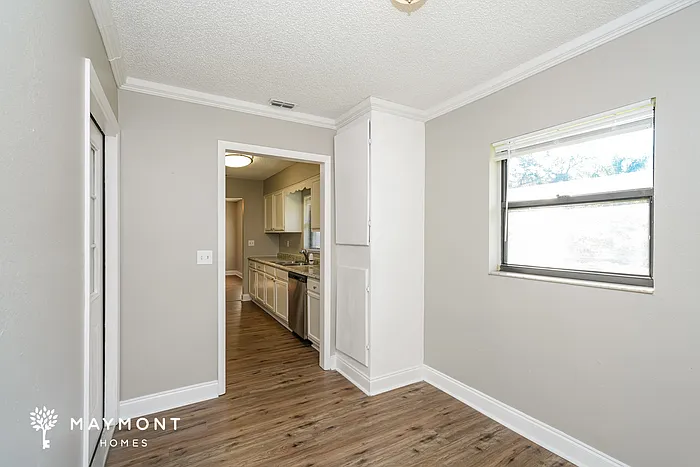 2302 Maple Hill Dr — Photo 4