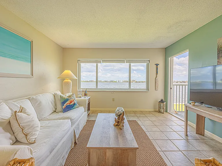 1516 S Lakeside Dr #203 — Photo 3