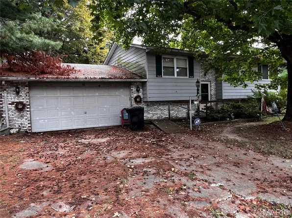 24 Courtesy Ln, Alton, IL 62002