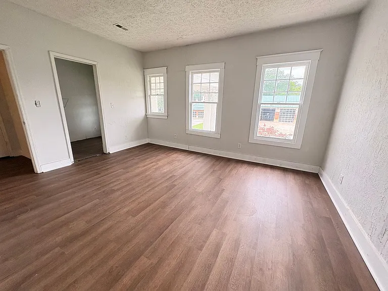 311 N Center Ave — Photo 4