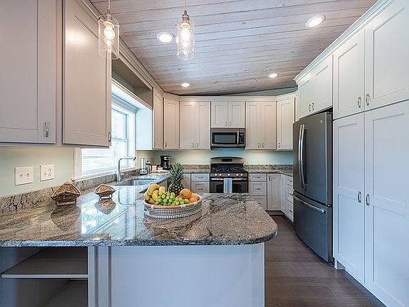 4th image of 525 Patricia Ln