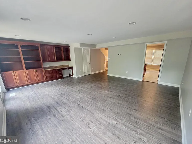 8029 Sleepy View Ln — Photo 2
