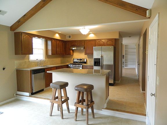 Kitchen w/ Granite Countertops