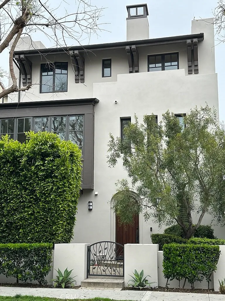 4 bed, 3.5 bath, 3830 sqft, $14,750 — Photo 1