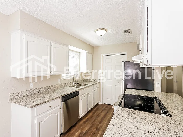 5705 Cedar Ridge Dr — Photo 7