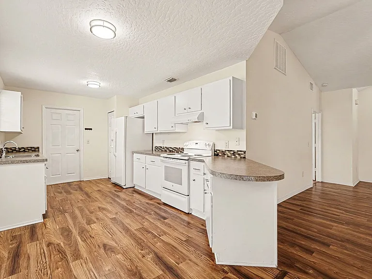 880 Vocelle Ave — Photo 10
