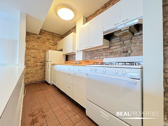 4th image of 558 W Wellington Ave APT 3R
