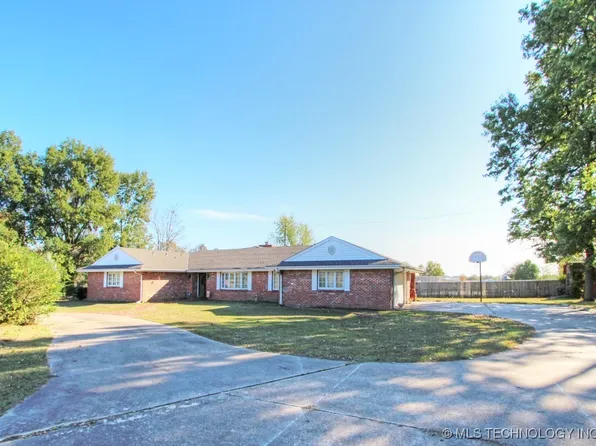 723 Country Club Dr, Nowata, OK 74048