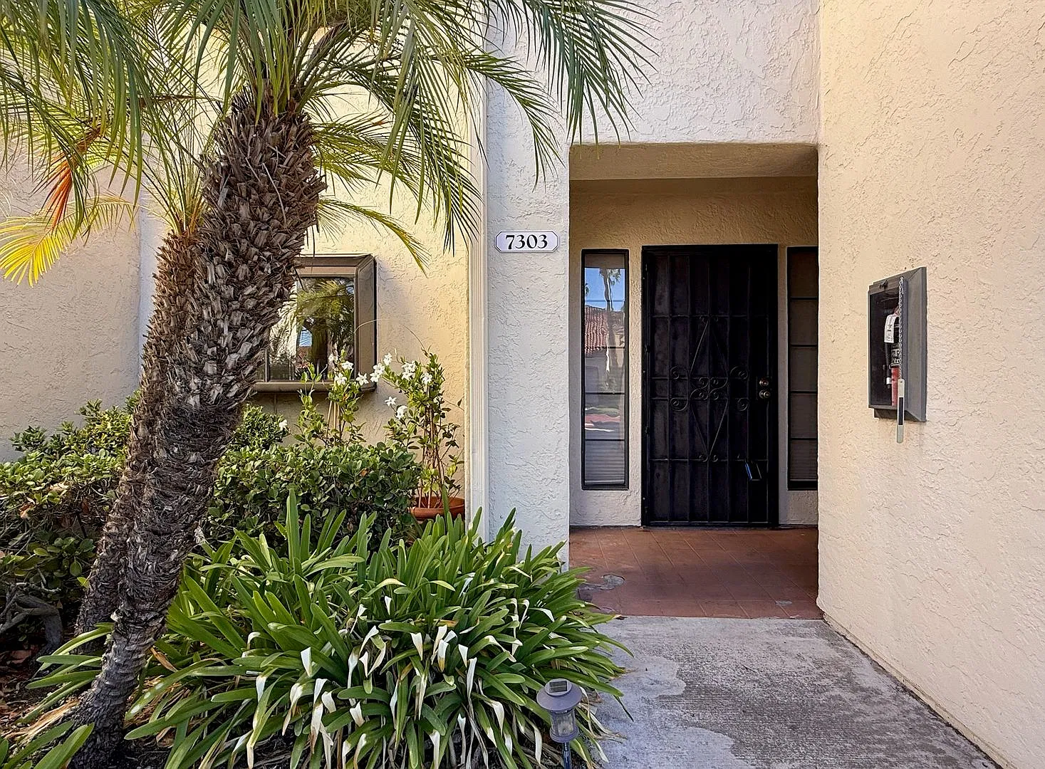 Beautiful 2 Bed Condo in La Costa — Photo 3