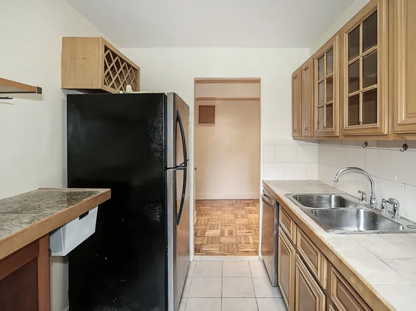 75-10 Yellowston Boulevard image 8 of 22