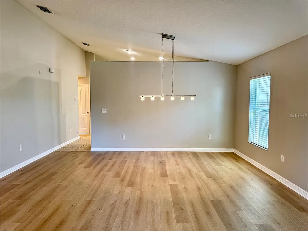 3 bed, 2.0 bath, 2065 sqft, $2,400 — Photo 4