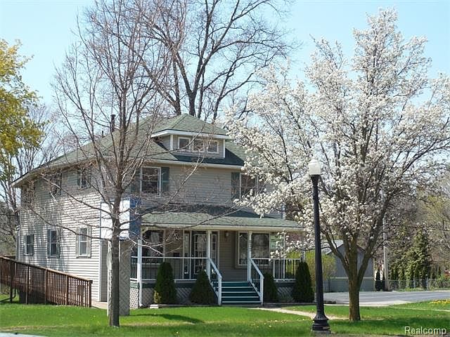 1st image of 833 1/2 E Grand River Ave