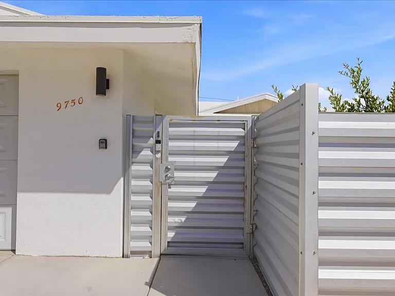 9750 Valencia Dr — Photo 29