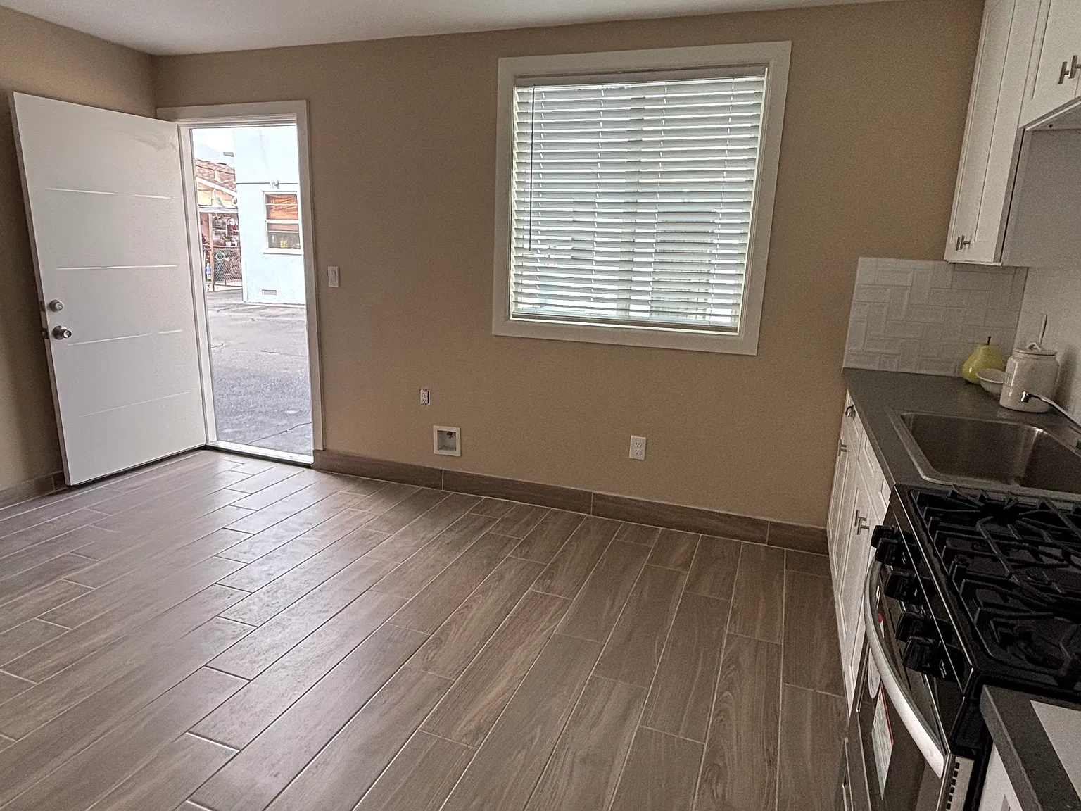 1 bed, 825 sqft, $1,595 — Photo 2