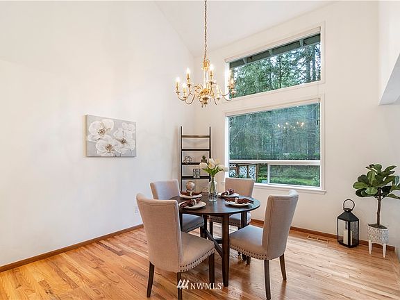 Vaulted ceiling open concept dining room