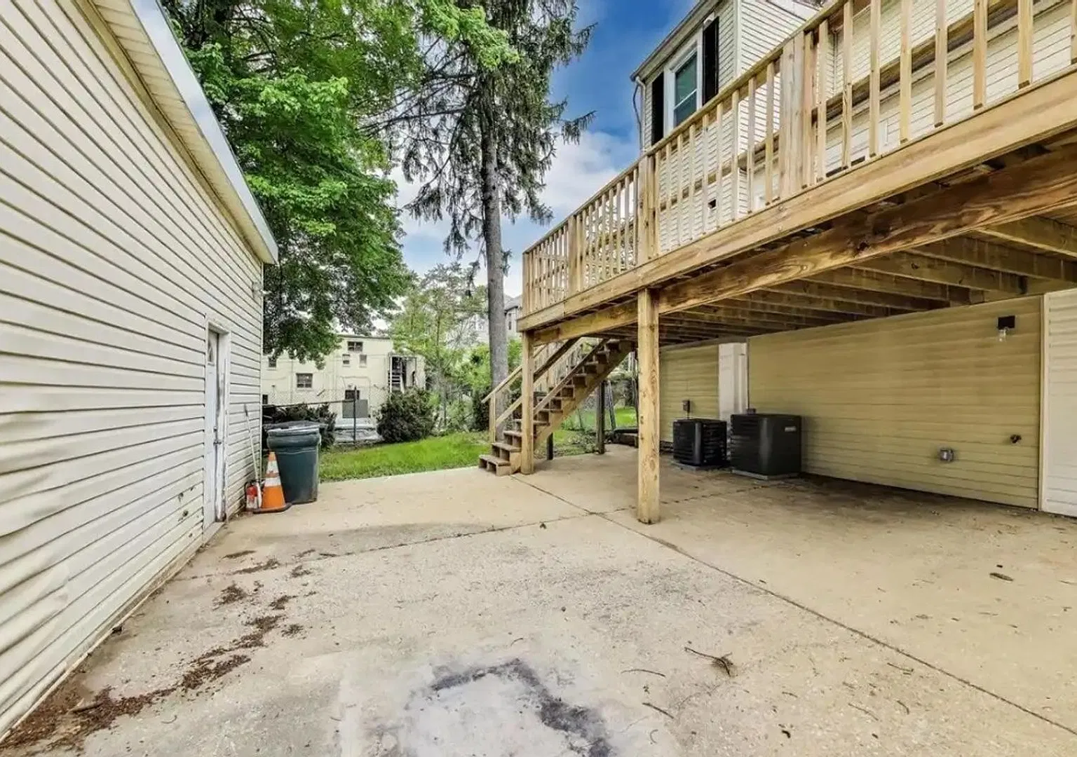 1 Maple Ave — Photo 2
