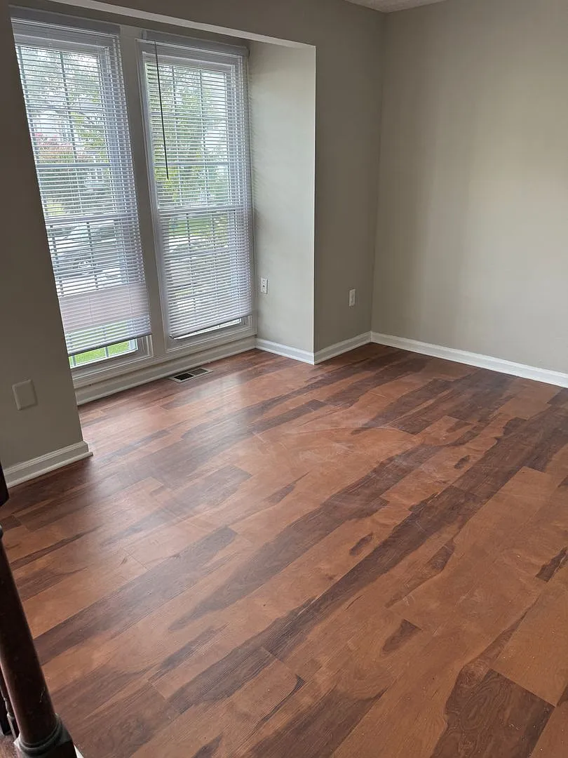 Spacious Townhome for Rent! Central Air! Finished Basement! Gourmet Kitchen! Available Now! — Photo 2
