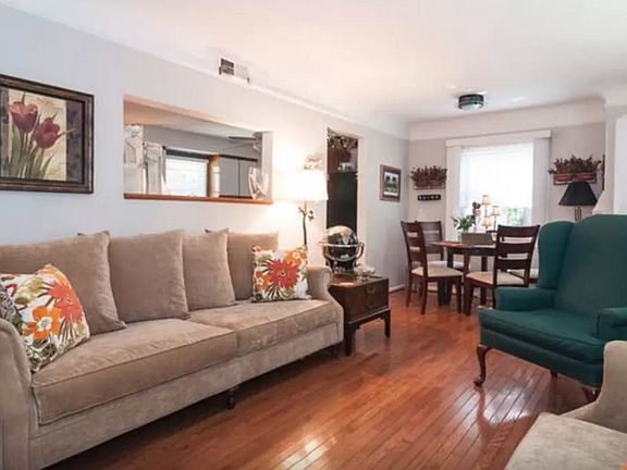 4th image of 2035 Beverly Ave