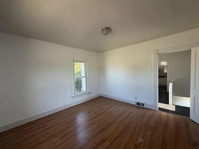 418 E Ash St — Photo 9