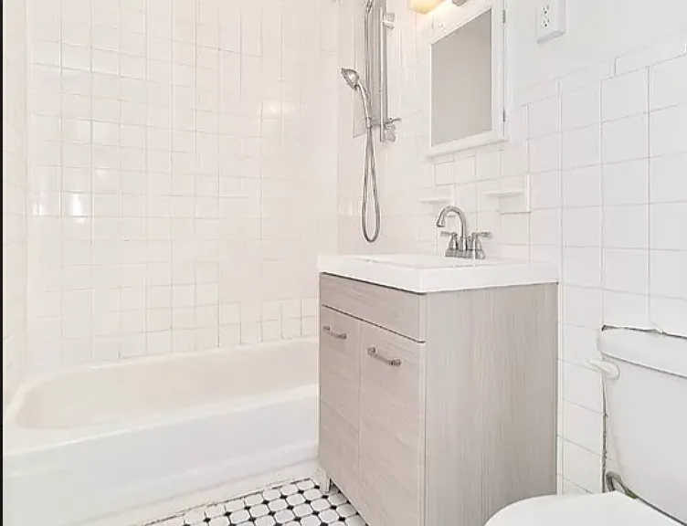 233 E 12th St #3A — Photo 6