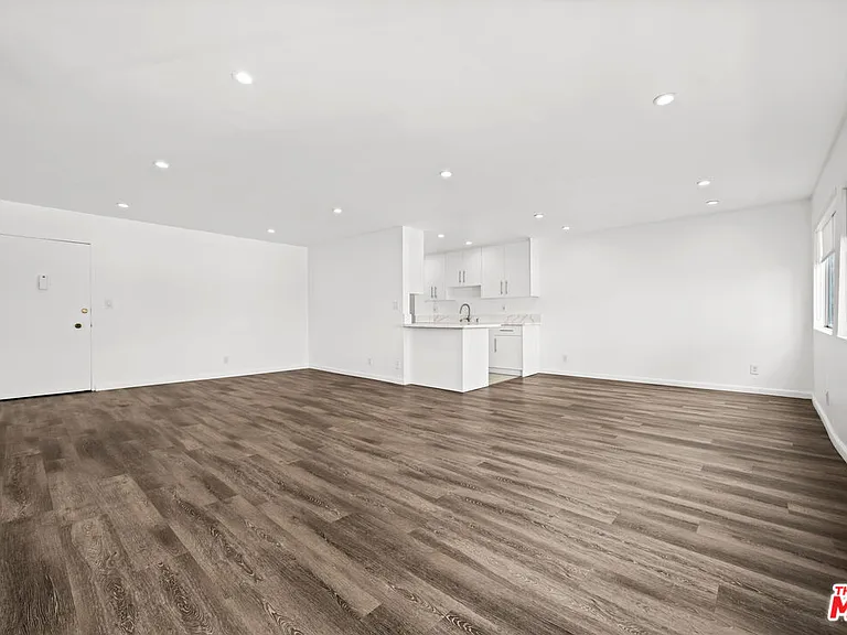 136 S Palm Dr #301 — Photo 6
