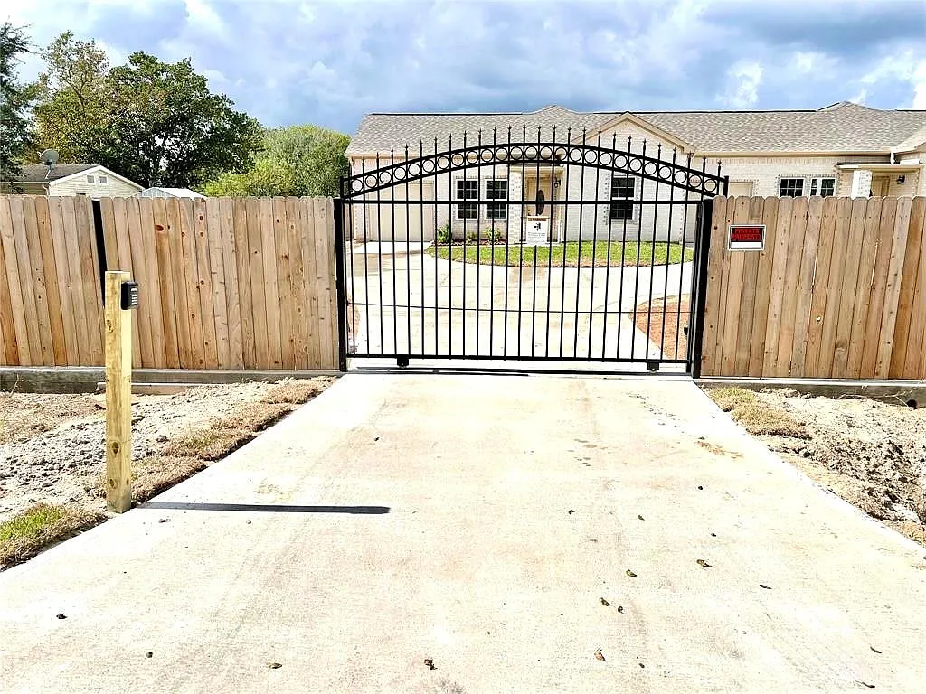 Building Photo - 9508 Quaker Ct