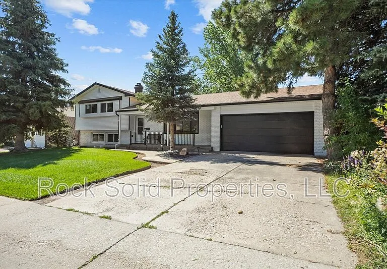1039 Melton St — Photo 2