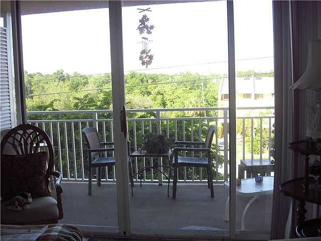 2nd image of 2450 NE 135th St APT 304