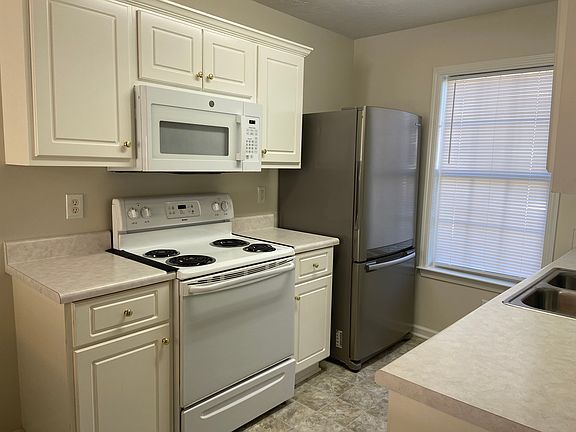 3rd image of 123 Cedar Glen Ln