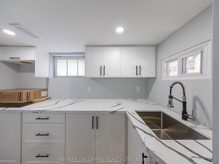 559 Ritson Rd S — Photo 26