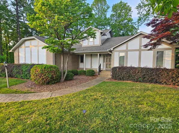 1072 Country Club Dr, Cherryville, NC 28021