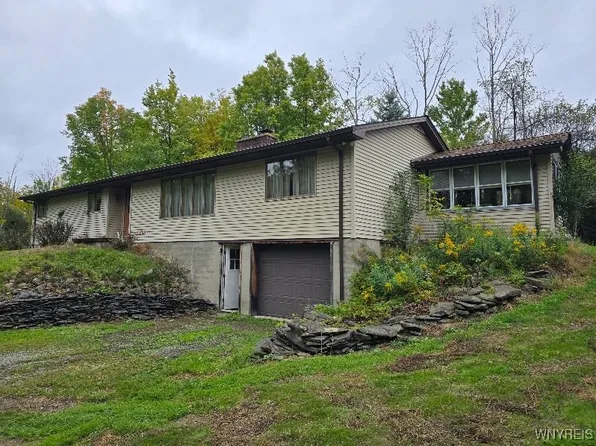 4823 Woods Rd, East Aurora, NY 14052