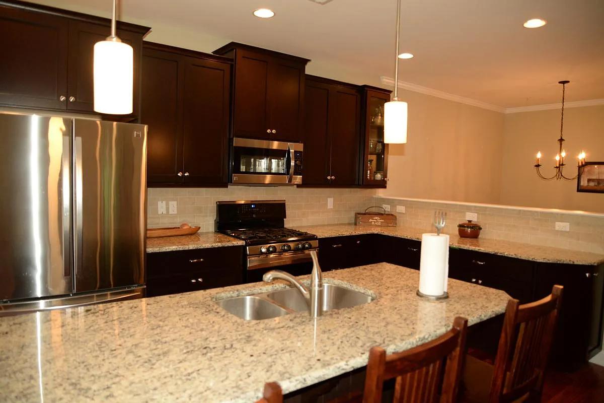 3 bed, 2.5 bath, 2700 sqft, $3,375 — Photo 3
