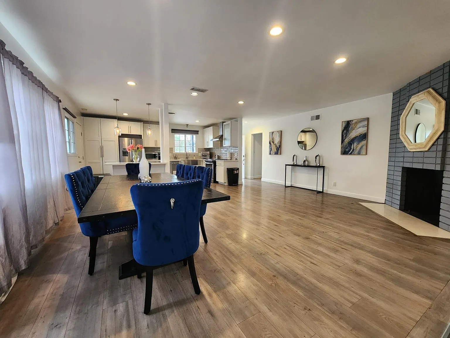 3 bed, 1600 sqft, $4,450 — Photo 1