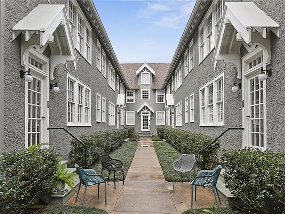 3rd image of 910 S Carrollton Ave APT M