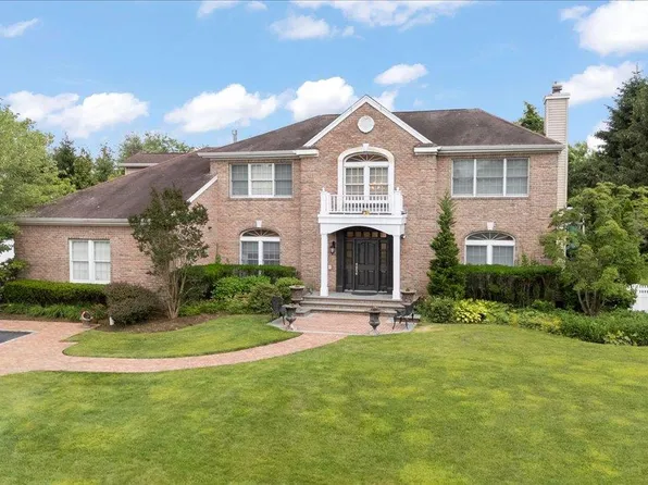 12 Caumsett Farms Lane, Woodbury, NY 11797