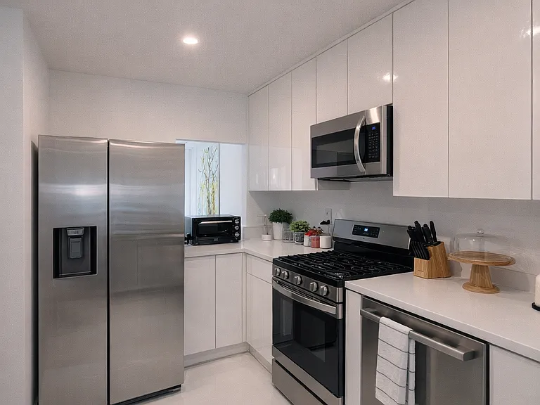 370 N Greeley Ave — Photo 2