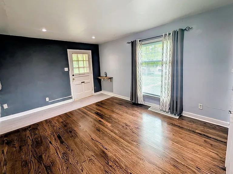 320 Beacon Pl — Photo 3