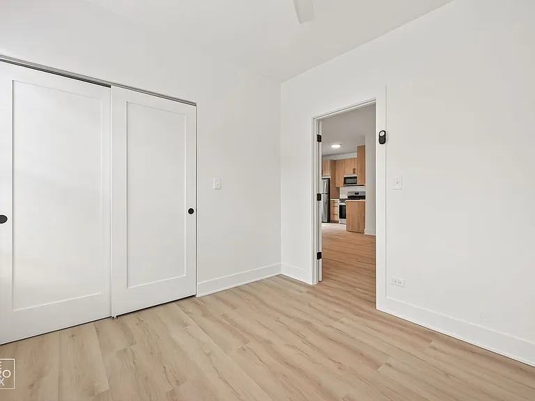 2139 W Lunt — Photo 12