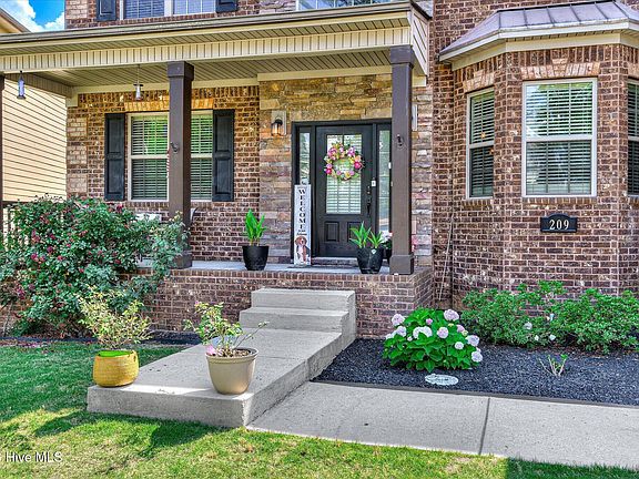 5th image of 209 Iris Glen Court