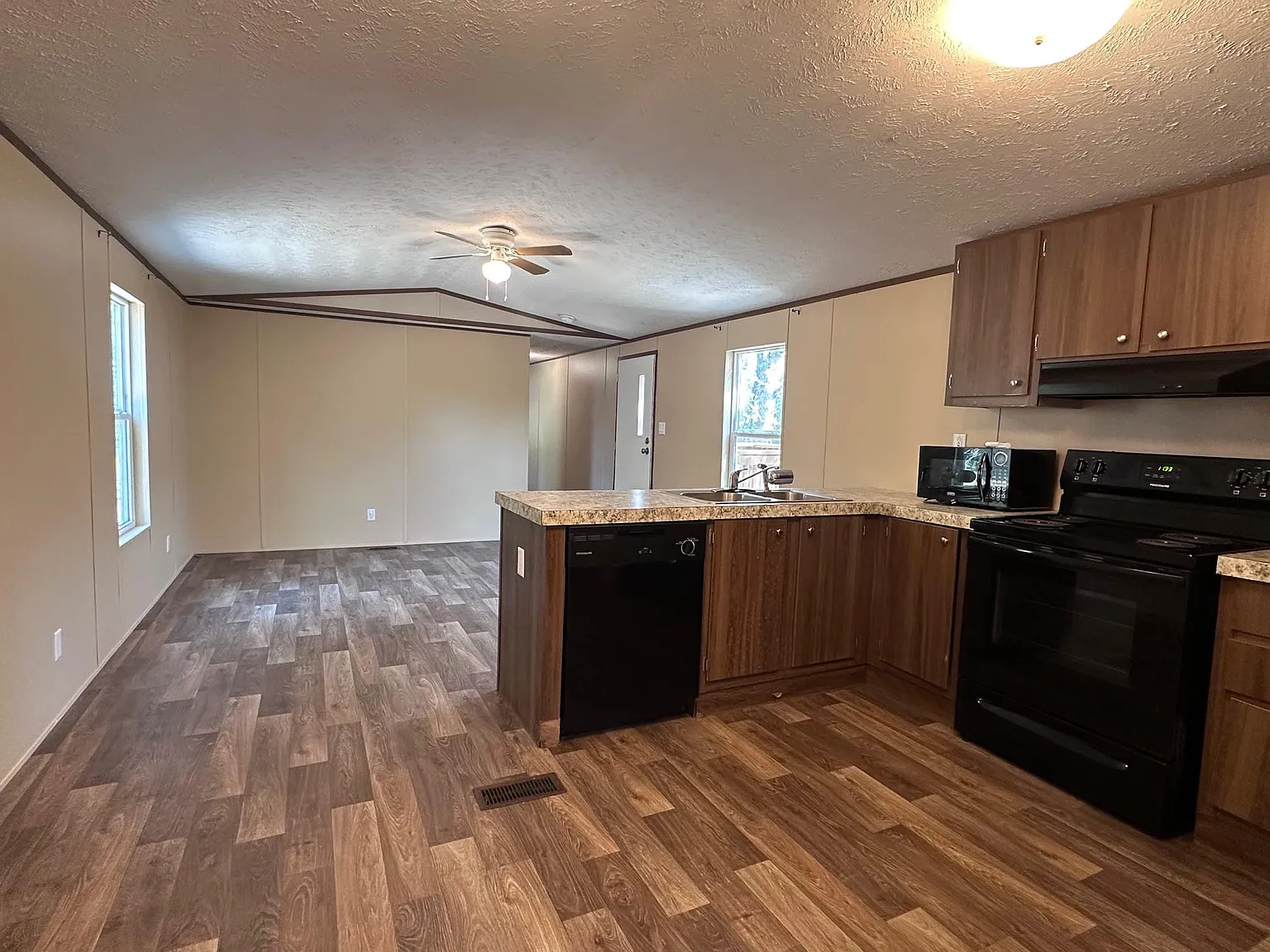 3 bed, 2.0 bath, 912 sqft, $1,300 — Photo 4