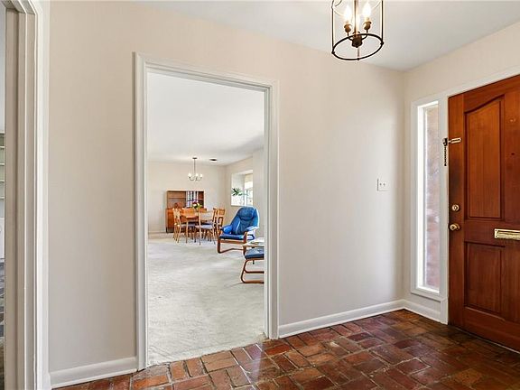 4th image of 9529 Robin Ln