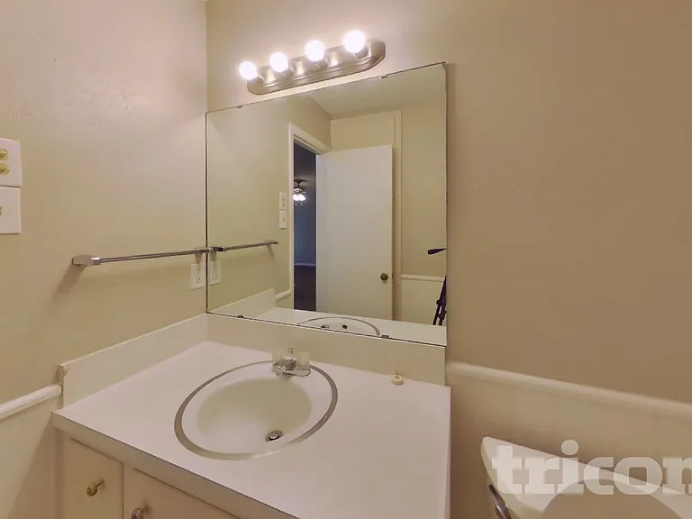 908 Hilton Pl — Photo 9
