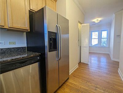 3rd image of 3240 N Clifton Ave #W2