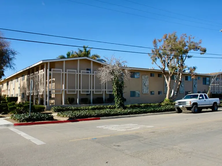 1021 E Cypress Ave — Photo 10